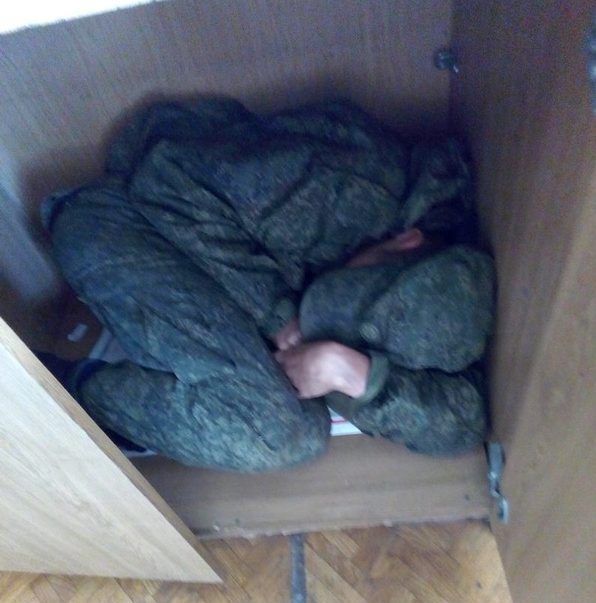 лагерь ночью: половина в спальниках спит, один воин с копьём стоит у костра, другой эльф на холме высматривает. лагерь ночью: половина в спальниках спит, один воин с копьём стоит у костра, другой эльф на холме высматривает.